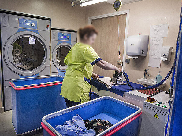 Chariots de linge à fond relevable évitant les postures contraignantes pour la manipulation du linge