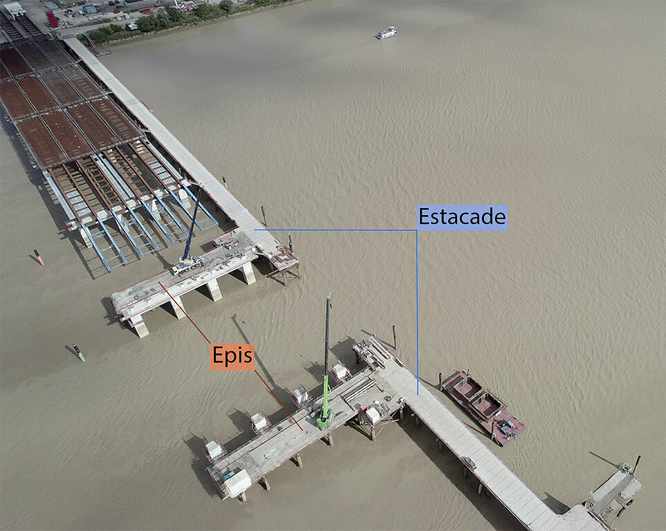 Vue générale de l’estacade et des épis côté rive droite