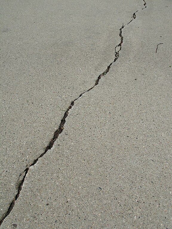 Fissure dans une dalle béton