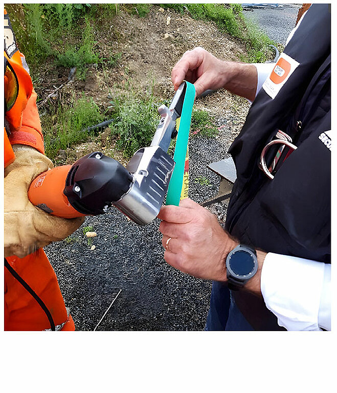 Montage facile et rapide de la bande sur la tête de l'outillage