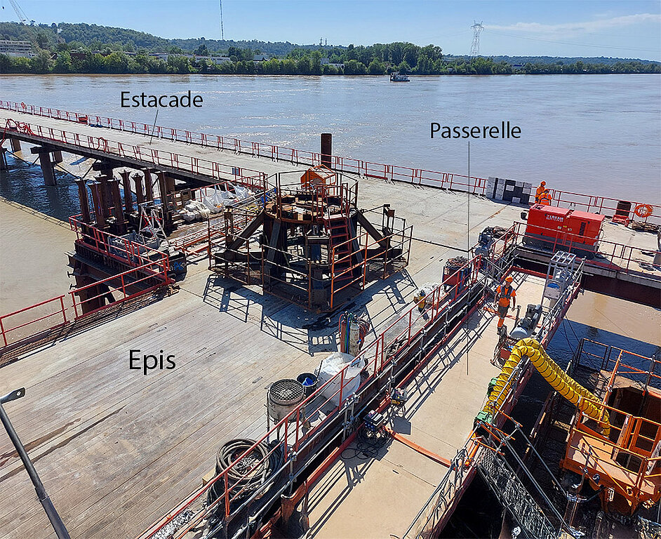 Passerrelles de servitude entre les épis et le chantier des piles