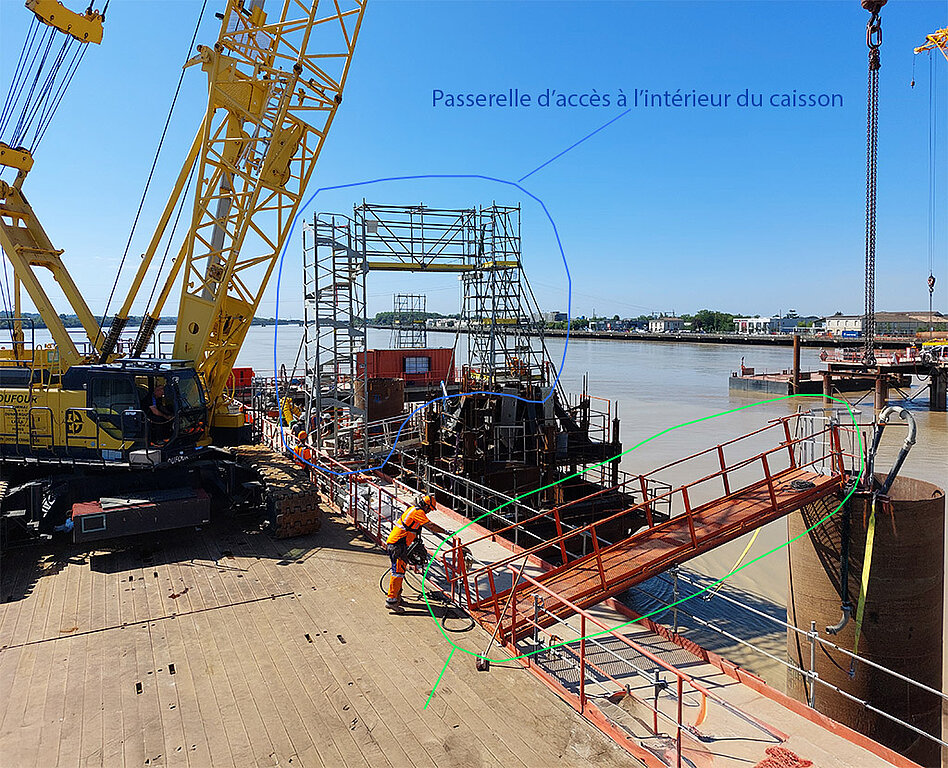 Passerelle d'accès à l'intérieur du fut de fondation des piliers