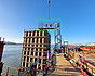 enlarge_image Passerelle d'accès aux caissons de coffrage des piles (phase empilement avant enfoncement)