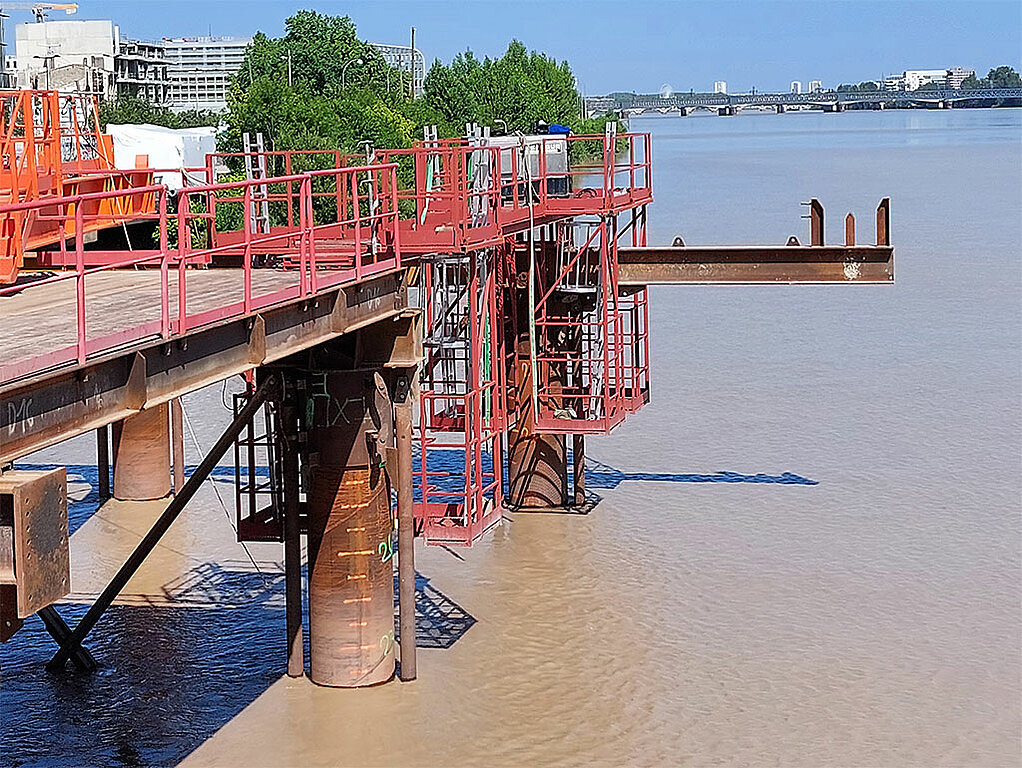 EPC en position pour le montage de l'épi, avec plateforme basse intégrée 