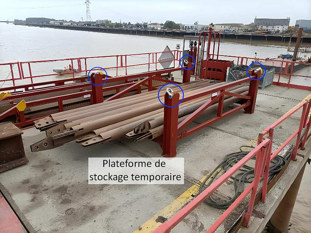 Points de levage facilement identifiables et fixés de manière permanente sur le rack