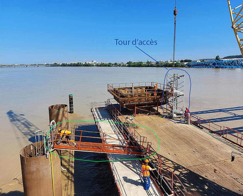 Passerelle d'accès à l'intérieur du fut de fondation des piliers