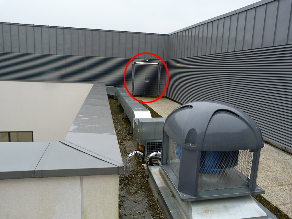 Portes d’accès de plain-pied aux toitures terrasses depuis les locaux techniques