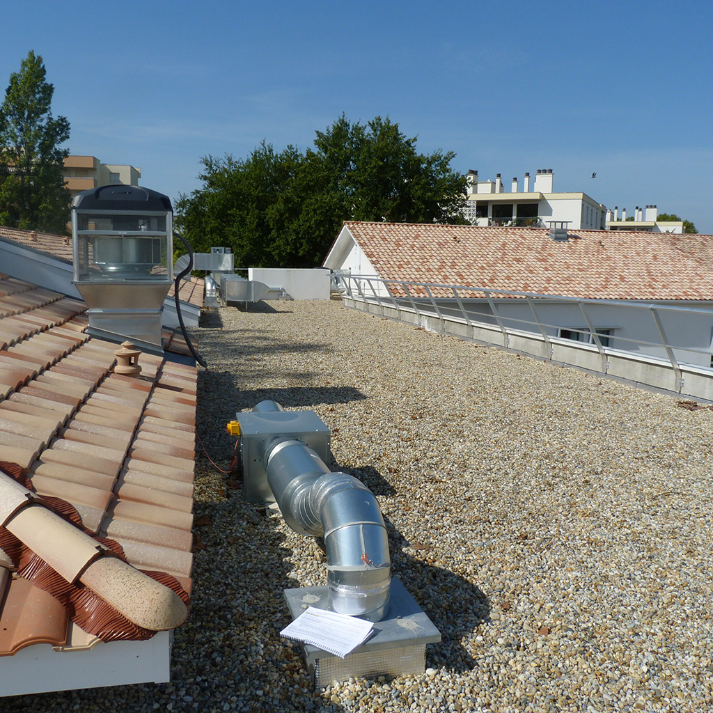 Zone technique PAC et "Assainissement de l’air" de la cuisine en toiture terrasse 