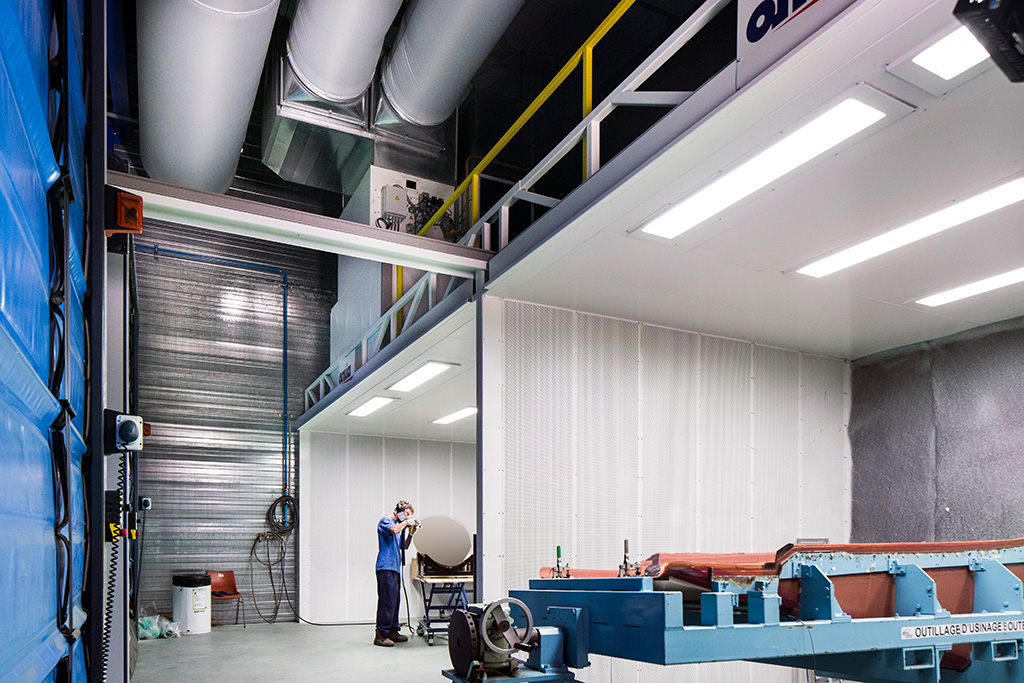 Assainissement de l'air dans les locaux de travail - Ateliers - Captage enveloppant : cabine ouverte à flux horizontal vue génrale du bâtiment