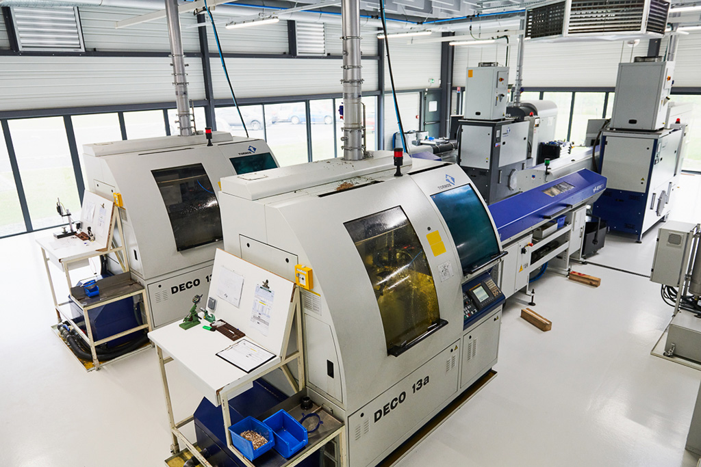 Assainissement de l'air dans les locaux de travail - Ateliers - Captage enveloppant : encoffrement machine d'usinage de métaux atelier avec plusieurs machines