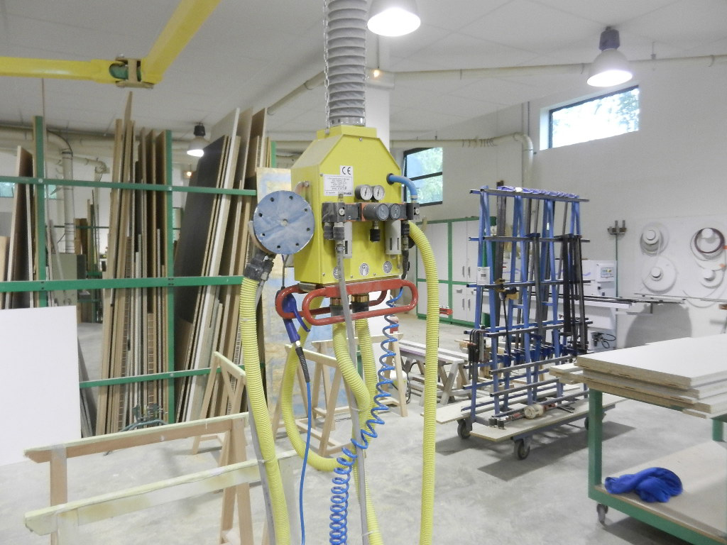 Assainissement de l'air dans les locaux de travail - Ateliers - Captage à la source sur machine portative atelier vue large