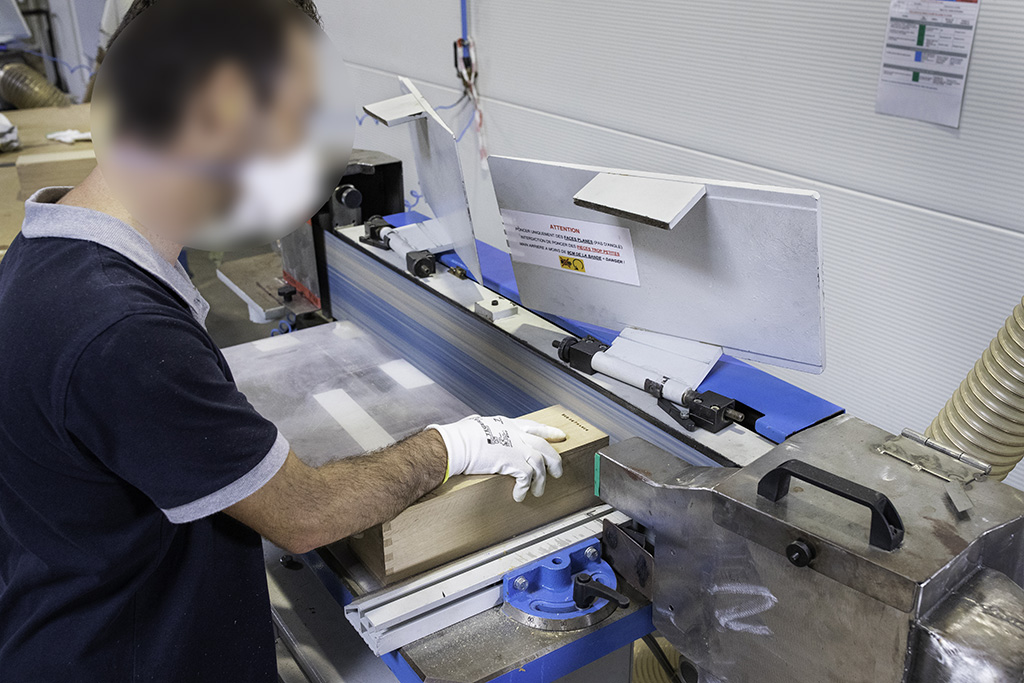 Assainissement de l'air dans les locaux de travail - Ateliers - Captage à la source sur machines fixes décooupe travail employé
