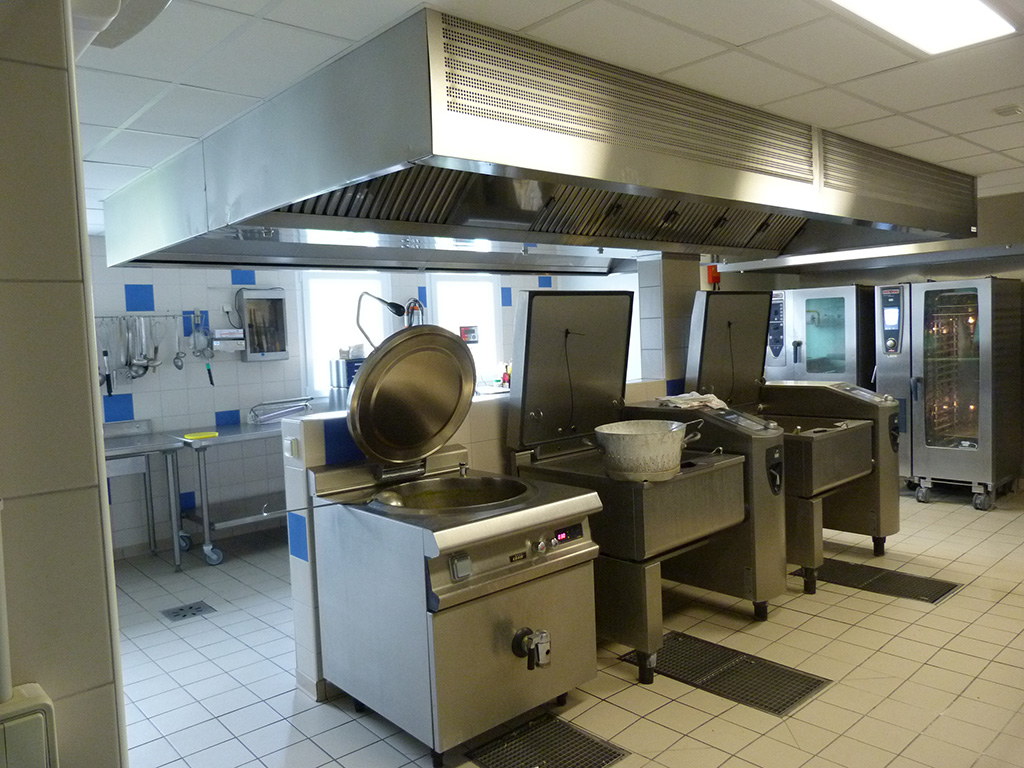 Hotte à induction triple flux dans une cuisine collective d'un EHPAD