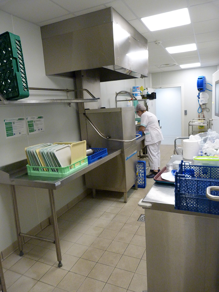 Hotte simple flux dans la laverie d'une cuisine collective d'un EHPAD