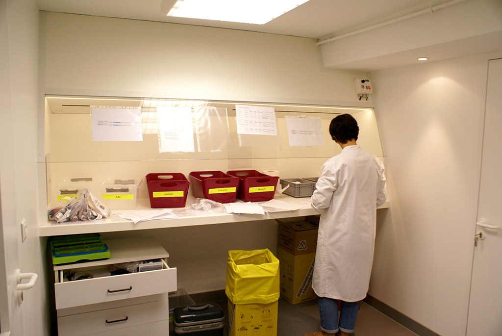Assainissement de l'air dans les locaux de travail - Les laboratoires - Enceinte ventilée pour réception des pièces et macroscopie sous sorbonne 2