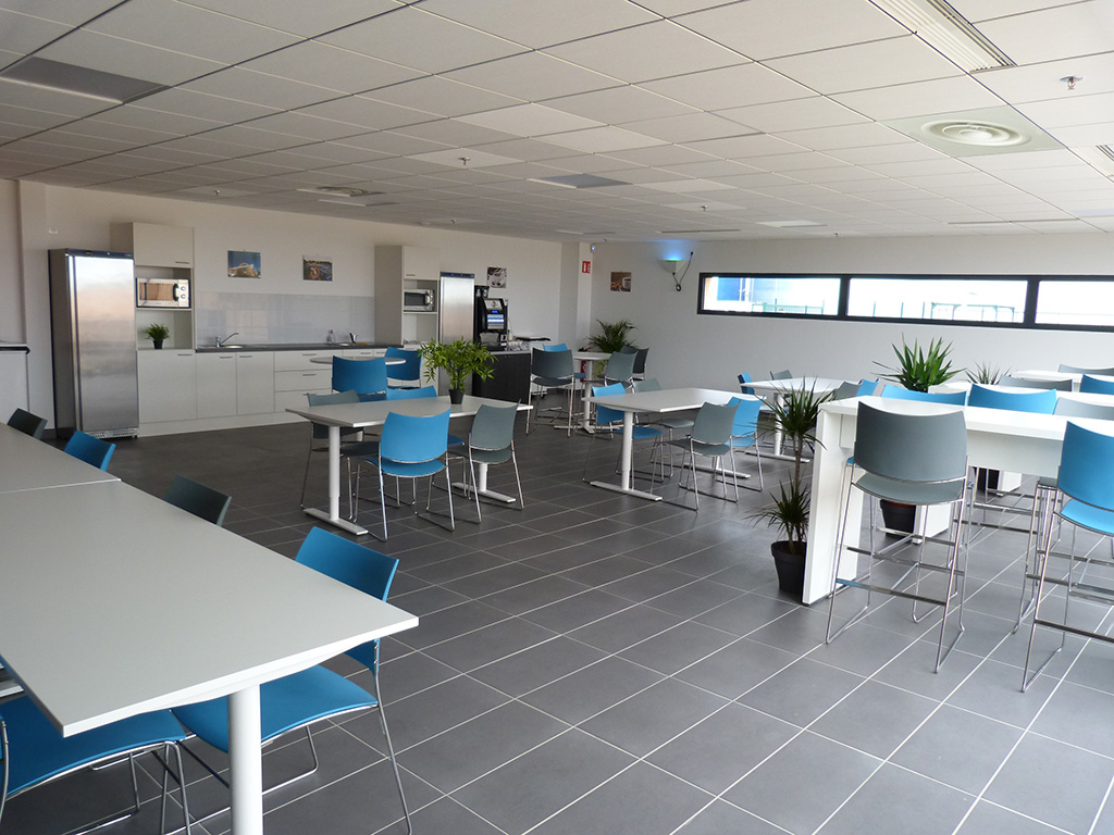 Assainissement de l'air dans les locaux de travail - Salle de restauration - Salle de restauration et la Centrale de traitement d'Air (CTA) associée dans un entrepôt logistique restauration