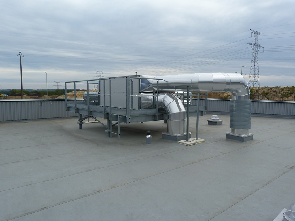 Assainissement de l'air dans les locaux de travail - Salle de restauration - Salle de restauration et la Centrale de traitement d'Air (CTA) associée dans un entrepôt logistique 2 toit