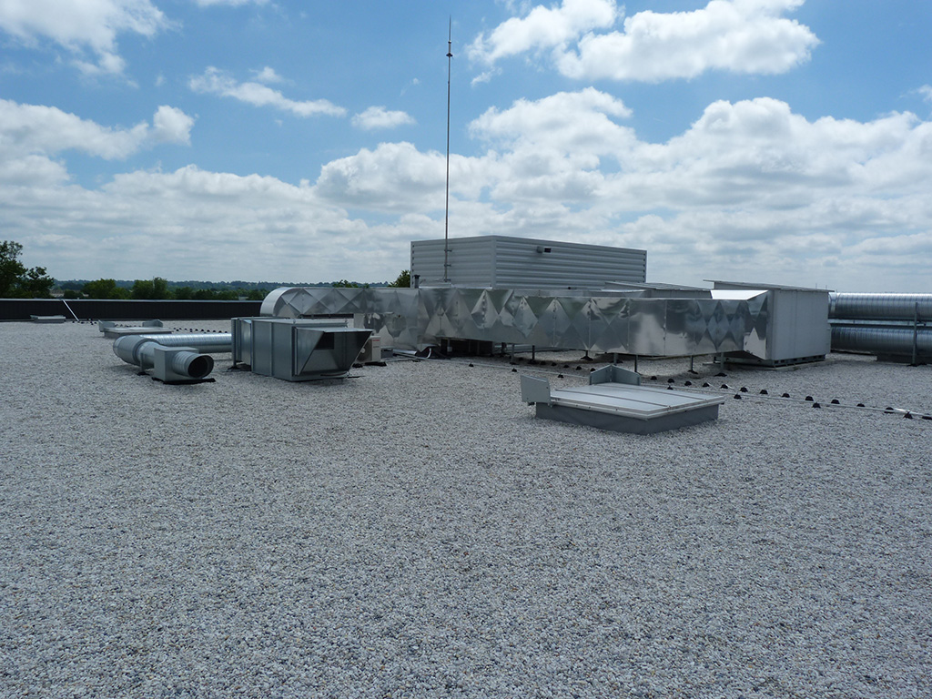 Assainissement de l'air dans les locaux de travail - Salle de restauration - Salle de restauration et la CTA associée dans une entreprise de fabrication de luminaires 2 vue du toit