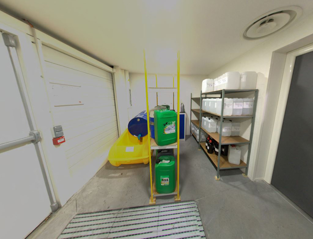 Assainissement de l'air dans les locaux de travail - Local stockage général produits chimiques - Local stockage des produits chimiques d'une entreprise de production de réactifs pour kit d'analyse de lubrifiant
