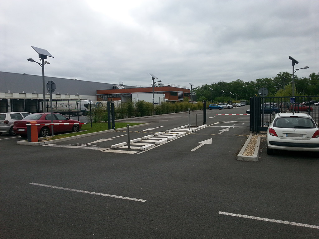 Entrepôt logistique "produit frais" - Circulation extérieure - Parking VL "salariés" ATAC entrée et sortie avec portail