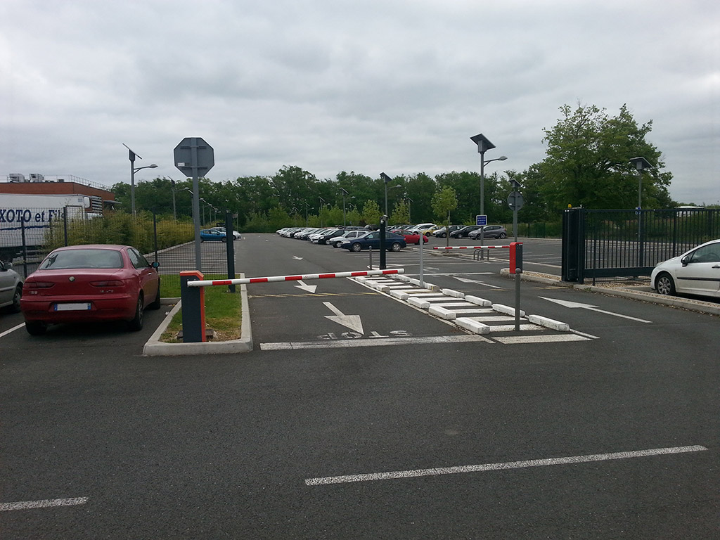 Entrepôt logistique "produit frais" - Circulation extérieure - Éclairage extérieur des voies ATAC entrée et sortie avec portail