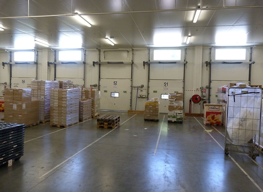 Entrepôt logistique "produit frais" - Éclairage naturel - Apport de lumière naturelle et vue sur l’extérieur vue générale vers les quais 51-52 ATAC