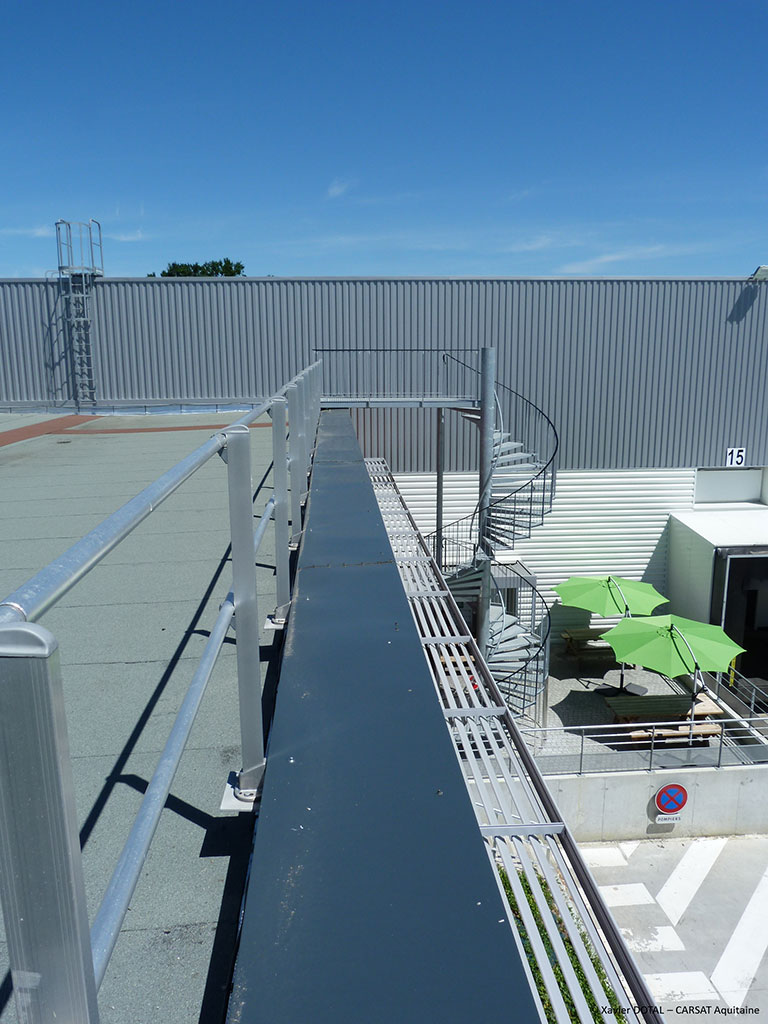 Entrepôt logistique "produit frais" - Interventions ultérieures - Accès toitures - escalier en colimaçon ATAC