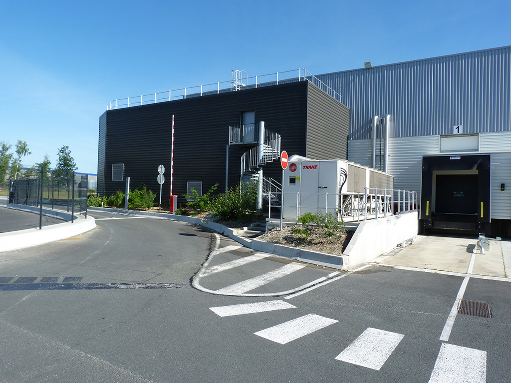 Entrepôt logistique "produit frais" - Interventions ultérieures - Circulation en hauteur ATAC vue sur le quai 1 et route extérieur