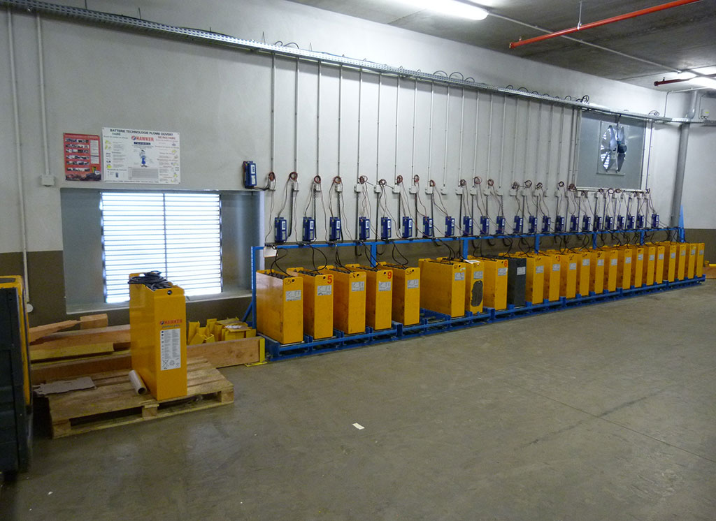 Entrepôt logistique "produit frais" - Localisation : local charge batteries vue d'ensemble ATAC