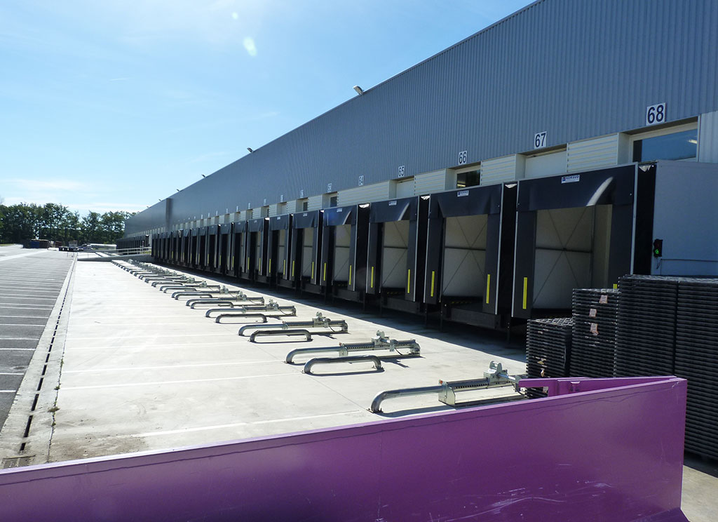 Entrepôt logistique "produit frais" - Localisation : quai - Zone d’accostage et mise à quai des camions ATAC vue de l'ensemble des quai à partir de 68