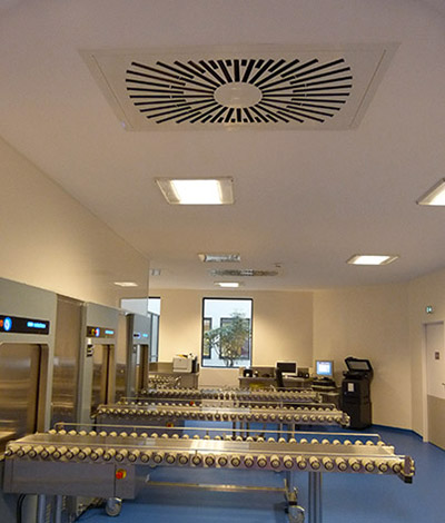 Construction d'une clinique - Stérilisation -Stérilisation : sortie autoclaves vue génrale de plusieurs machines BELHARRA