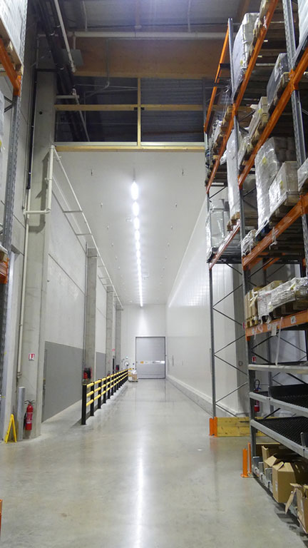 Construction d'une plateforme logistique - Circulation intérieure - Limitation des risques de heurts et collisions engins/piétons BIOCOOP sortie du bâtiment