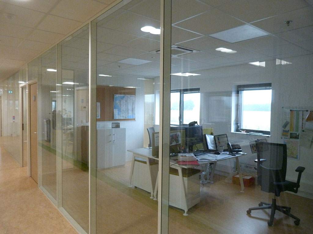 Construction d'une plateforme logistique - Éclairage naturel - Bureaux - fenêtre vue extérieur directe BIOCOOP
