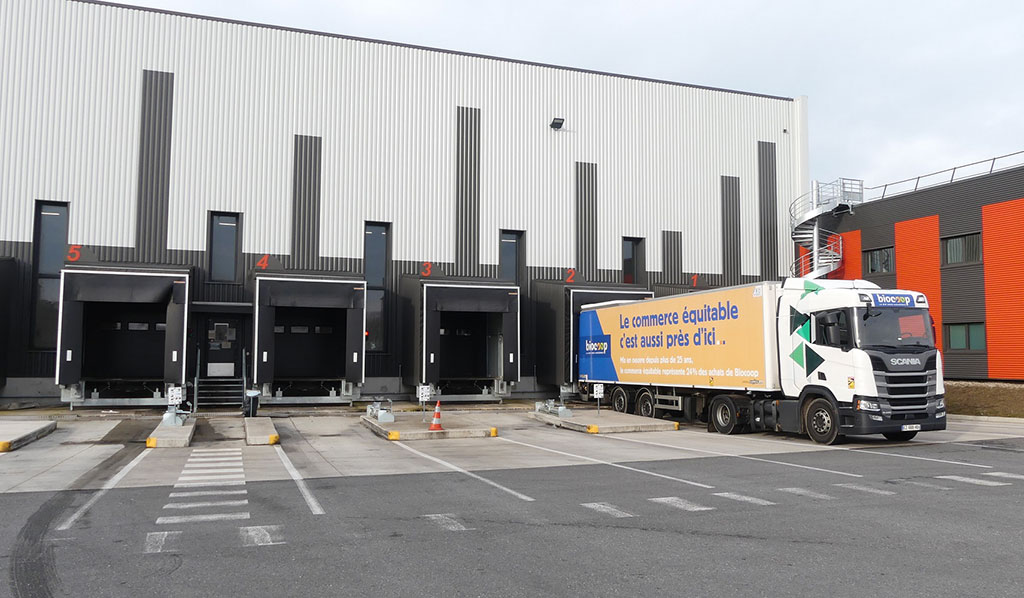 Construction d'une plateforme logistique - Éclairage naturel - Quais de réception et expédition - Vue depuis l'extérieur BIOCOOP
