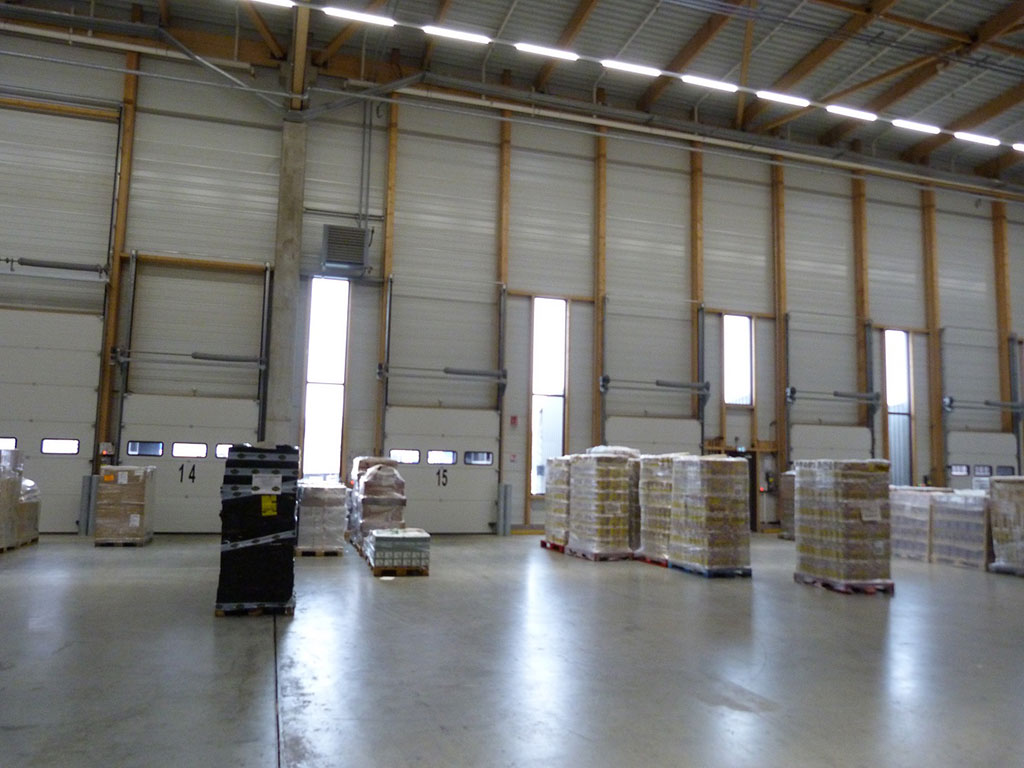 Construction d'une plateforme logistique - Éclairage naturel - Quais de réception et expédition - Vue depuis l'intérieur BIOCOOP fenêtre verticale