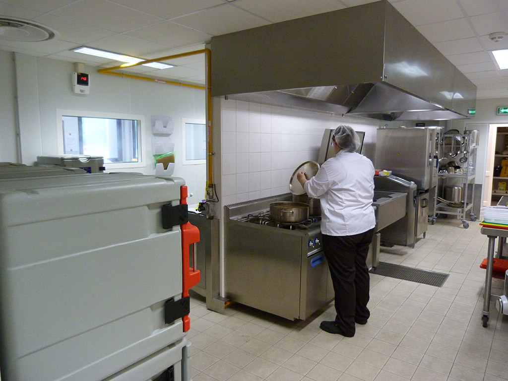 Reconstruction d'un EHPAD dans le Médoc - La cuisine - Charge physique de travail poêle BOSSEGE cuisine