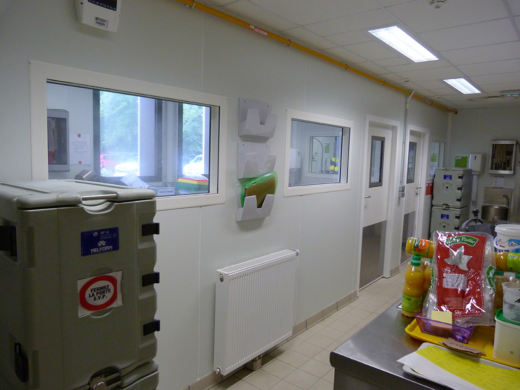 Reconstruction d'un EHPAD dans le Médoc - La cuisine - Vue arrière de la zone de cuisson BOSSEGE cuisine spécifique