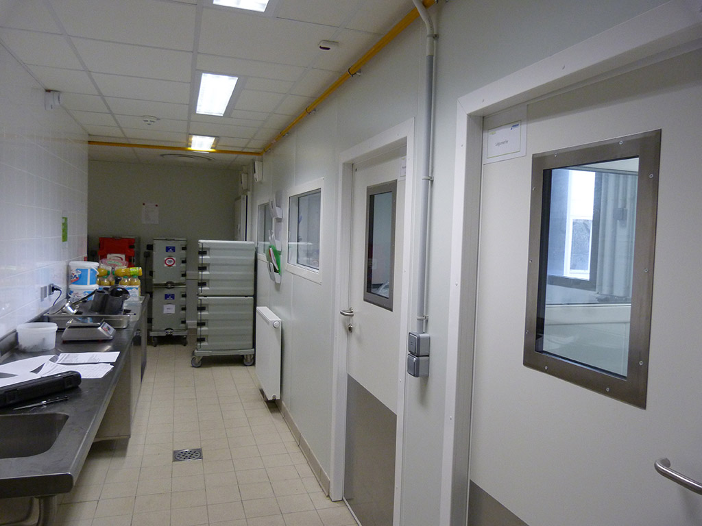 Reconstruction d'un EHPAD dans le Médoc - La cuisine - Vue arrière de la zone de cuisson 2 BESSEGE cuisine