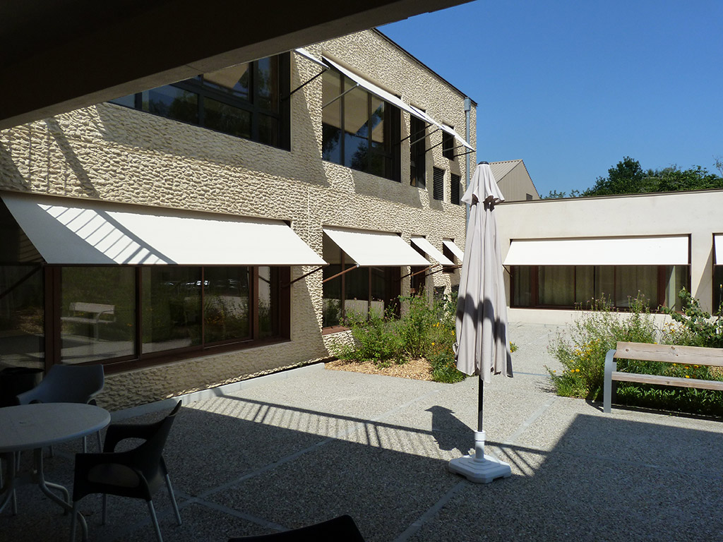 Reconstruction d'un EHPAD dans le Médoc - Éclairage naturel BOSSEGE salle de réception et terrasse vue de l'extérieur