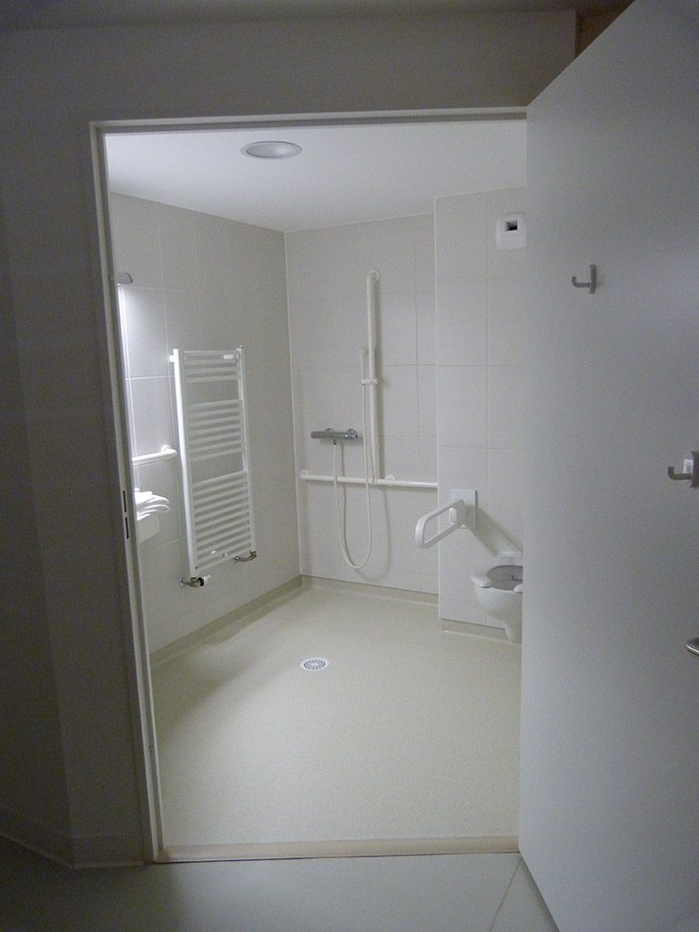 Salle de bain adapté - Reconstruction d'un EHPAD dans le Médoc - La mobilisation des résidents BOSSEGE