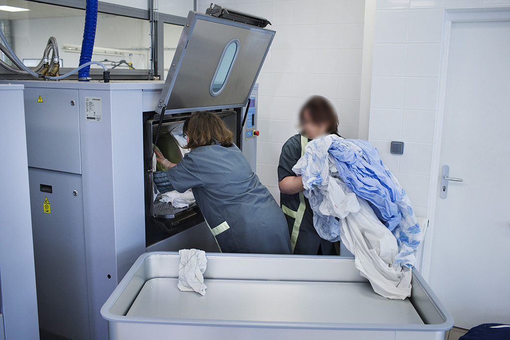 Manutention charges lourdes – blanchisserie ESAT travail avec obligation de porter du linge. Activité blanchisserie dans un ESAT -Charge physique de travail (manutention manuelle et levage)-Transfert et manipulations de charges lourdes