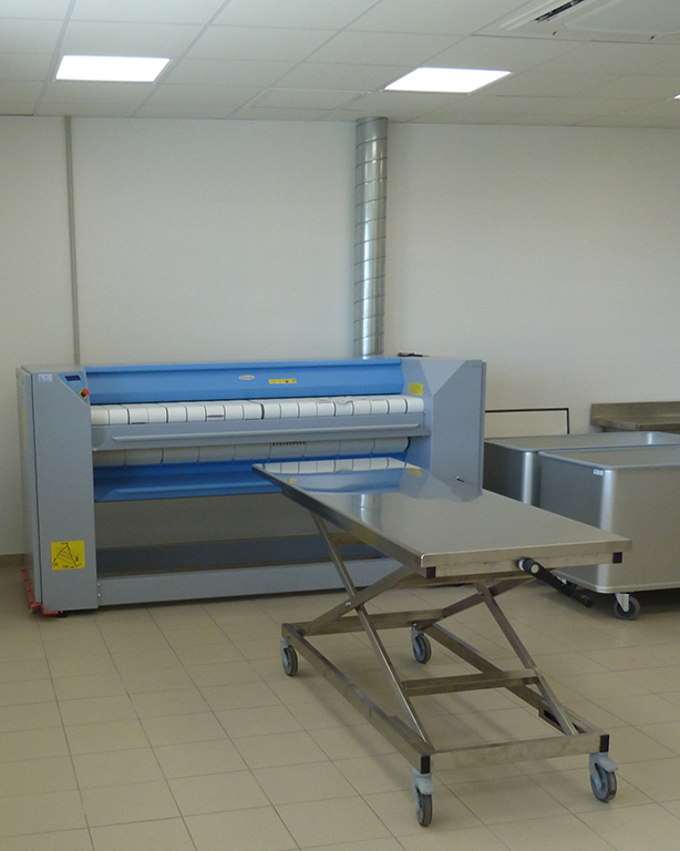 Manutention charges lourdes – blanchisserie ESAT table spéicifique. Activité blanchisserie dans un ESAT -Charge physique de travail (manutention manuelle et levage)-Transfert et manipulations de charges lourdes.