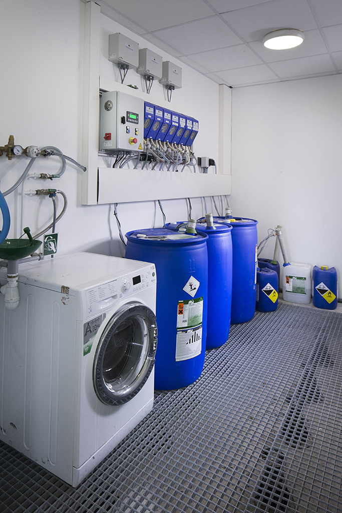 Stockage de produits chimiques et déchets en blanchisserie ESAT CAMINANTE - Activité blanchisserie dans un ESAT-Produits chimiques et déchets