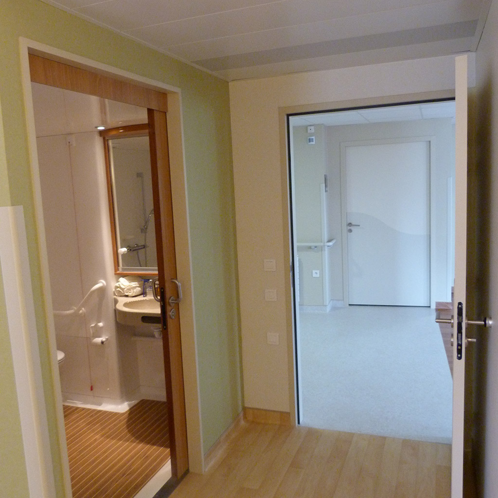 Reconstruction d'un EHPAD à Bordeaux Caudéran - La chambre et son cabinet de toilette vue vers la sortie CHENERAIE