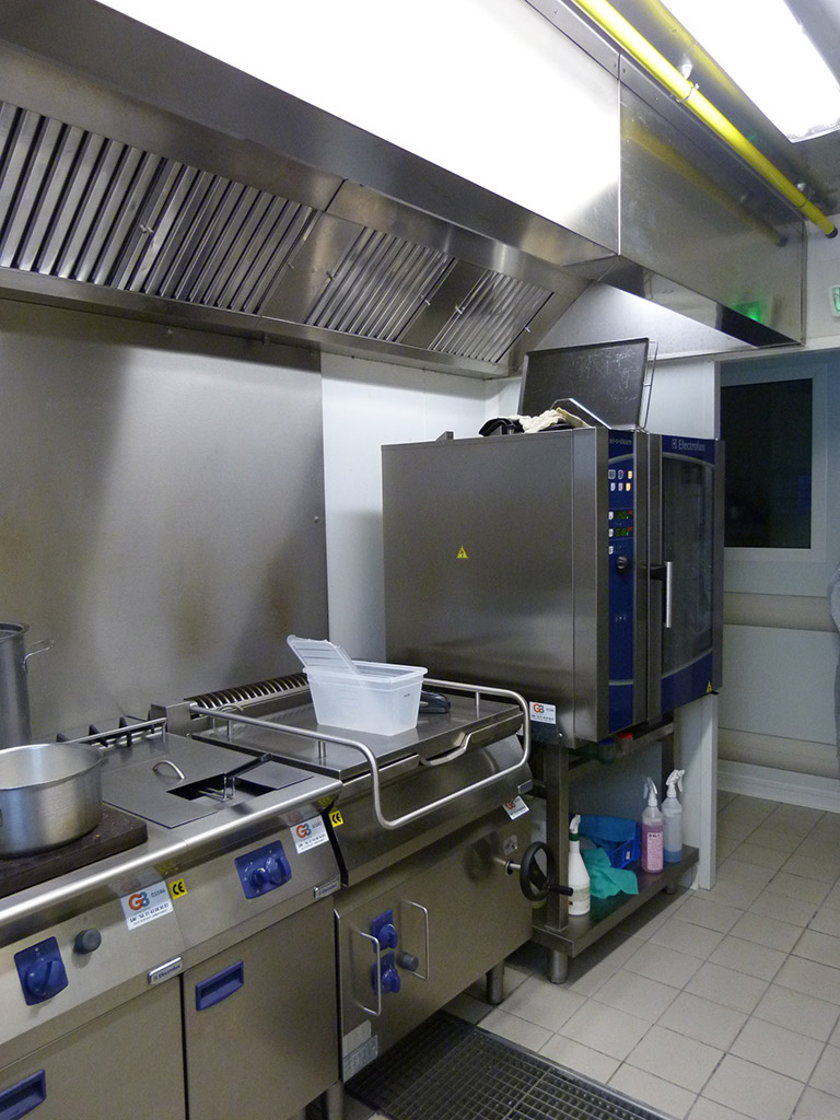 Reconstruction d'un EHPAD à Bordeaux Caudéran - La cuisine - Éclairage artificiel 2 au dessus des hotte