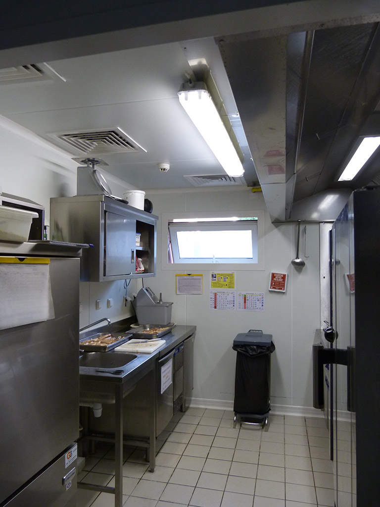 Reconstruction d'un EHPAD à Bordeaux Caudéran - La cuisine - Éclairage artificiel au plafond CHENERAIE