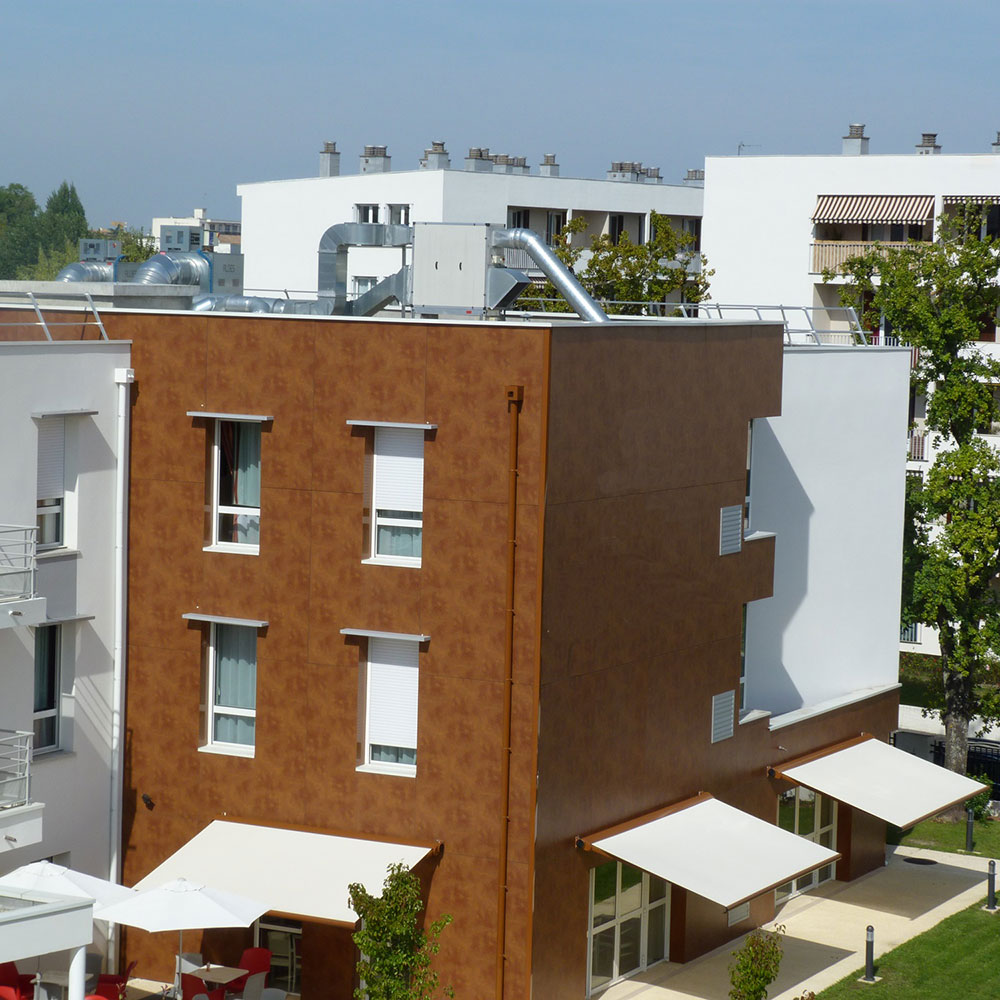 Reconstruction d'un EHPAD à Bordeaux Caudéran - Intervention ultérieures sur ouvrage - Protection contre le risque de chute de hauteur vue du bâtiment fenêtre CHENERAIE