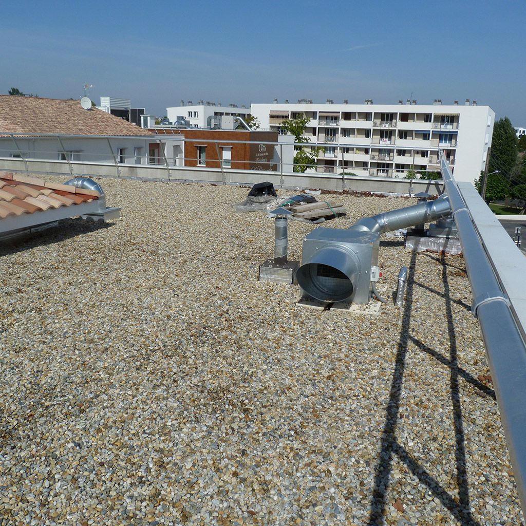 Reconstruction d'un EHPAD à Bordeaux Caudéran - Intervention ultérieures sur ouvrage - Protection contre le risque de chute de hauteur 2 CHENERAIE toit focus évacuation