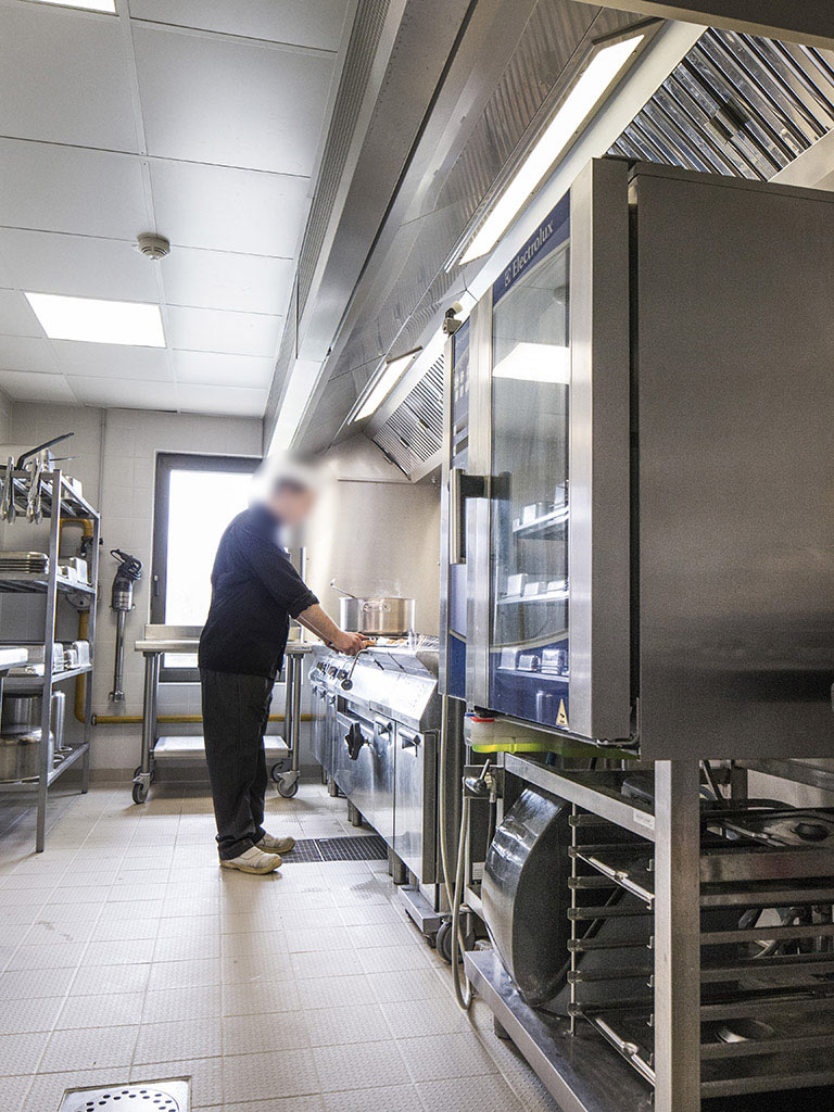 Reconstruction d'un EHPAD en Gironde -La cuisine CLOS LAFITTE mise en sitation