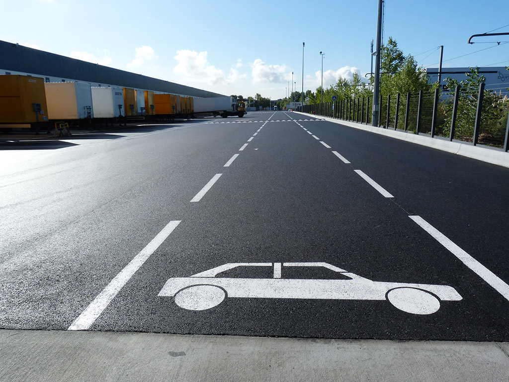 Marquage au sol de la circulation extérieure vue 1 pour voiture - GEODIS - Entrepôt de groupage - Circulation extérieure - Marquage au sol et signalisation voiture.